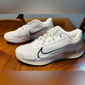 LIKE NEW: Nike Court Air Zoom Vapor 11, Size 8.5 (Women’s White/Black)